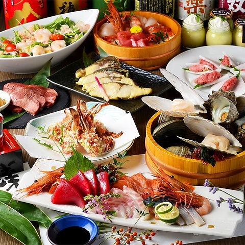 P045401237_480 ‣ 名古屋の飲食店企業/有限会社 坊’S Assorted Japanese seafood spread with sashimi, nigiri, and shellfish on wooden bowls and plates.